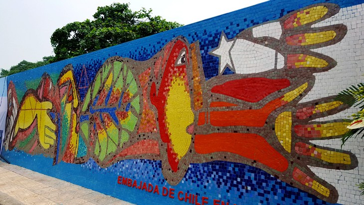 Chile incorpora una pintura al Mural Mosaico Cerámico de Hanoi en su Día Nacional - ảnh 4