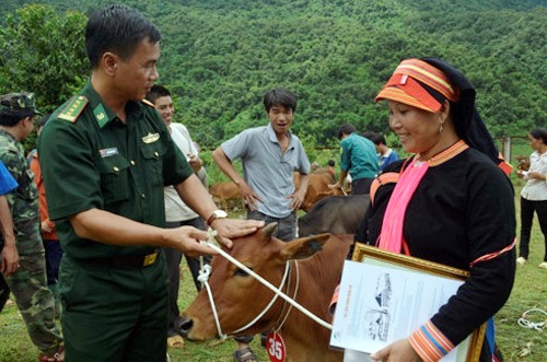 Vietnam sigue con vibrantes actividades de ayuda a los pobres - ảnh 1