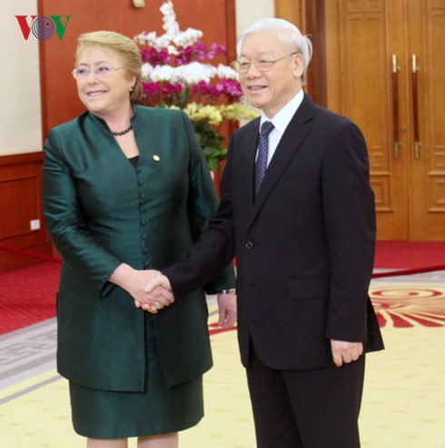 Máximo líder político de Vietnam recibe a la presidenta de Chile - ảnh 1