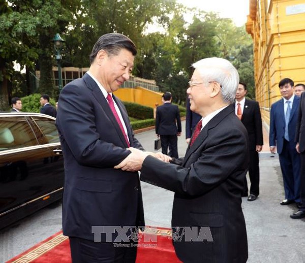 Máximo líder político de Vietnam recibe al líder chino, Xi Jinping - ảnh 1