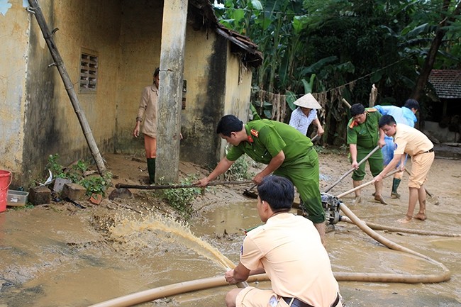 Compatriotas de la región central de Vietnam superan las consecuencias del huracán Damrey - ảnh 1