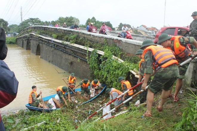 Compatriotas de la región central de Vietnam superan las consecuencias del huracán Damrey - ảnh 2