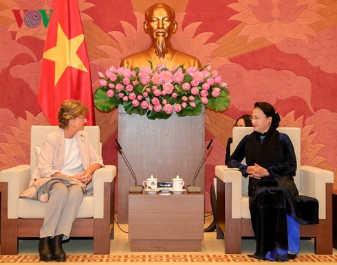 Presidenta del Parlamento vietnamita recibe a la embajadora de España en Hanoi - ảnh 1