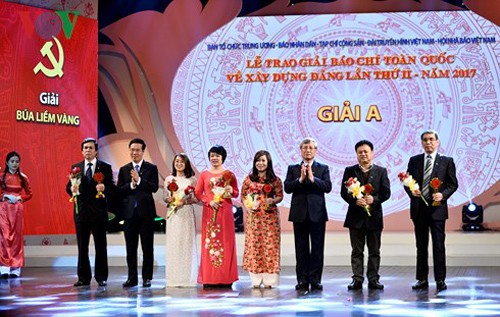 Vietnam entrega premios en elogio a las obras sobre el reforzamiento partidista - ảnh 1