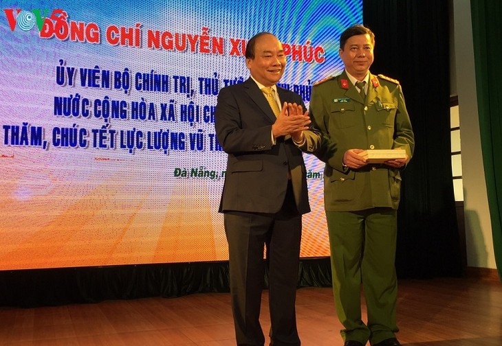 Primer ministro de Vietnam se reúne con fuerzas armadas de la ciudad de Da Nang - ảnh 1