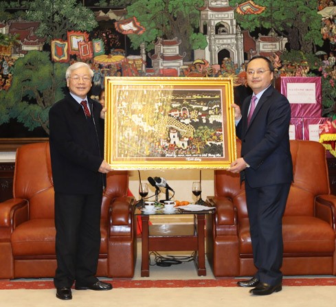 Máximo líder político de Vietnam visita la provincia de Hung Yen en ocasión del Tet 2018  - ảnh 1