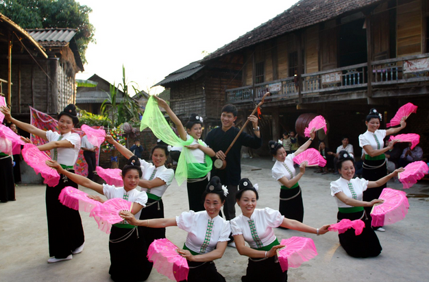 Mujeres de la etnia Tay en la comuna de Ta Chai contribuyen al turismo comunitario - ảnh 2