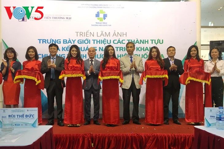 Inauguran exposición sobre 15 años del avance de la marca empresarial de Vietnam - ảnh 1