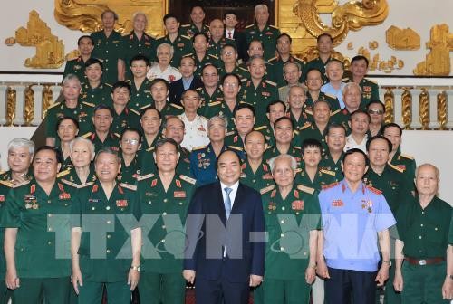 Jefe del Ejecutivo de Vietnam ensalza la tradición revolucionaria del Ejército - ảnh 1