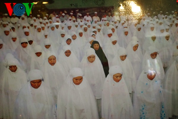 Los compatriotas étnicos Cham Islam celebran el Ramadán con felicidad - ảnh 1