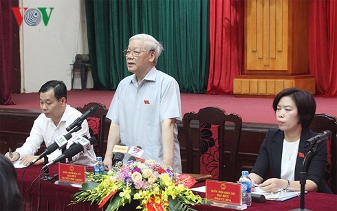 Máximo líder político contacta con electores de Hanoi - ảnh 1