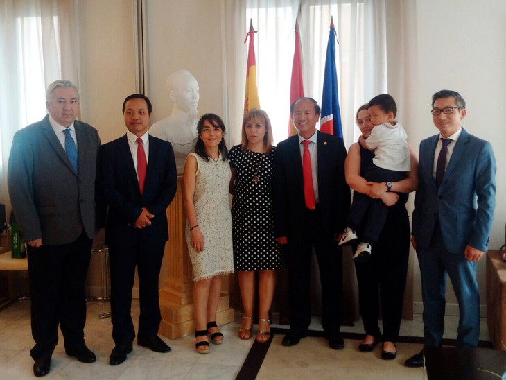 Vietnam fomenta la cooperación con España en materia de adopción internacional - ảnh 1
