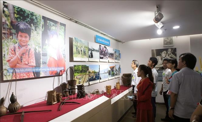 Exposición de fotos muestra transformaciones de parte central de Vietnam en 20 años  - ảnh 1