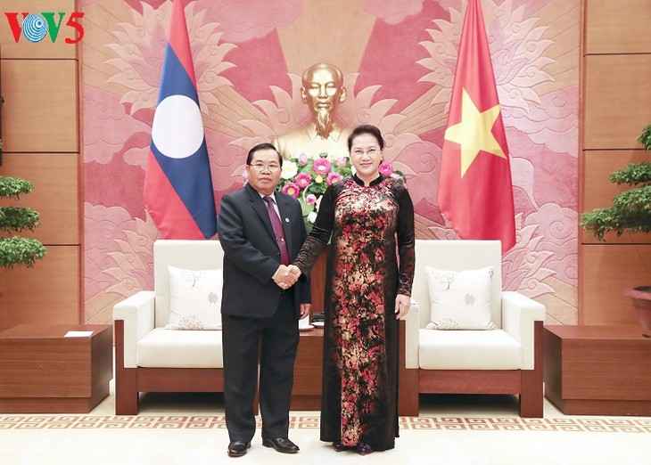 Presidenta parlamentaria de Vietnam recibe al vicepresidente de la Asamblea Nacional de Laos  - ảnh 1