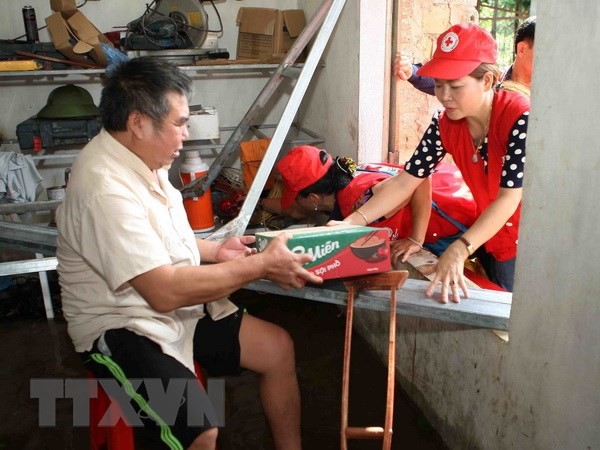 Cruz Roja de Vietnam sigue con apoyo económico a las víctimas del desastre natural en zona norteña - ảnh 1