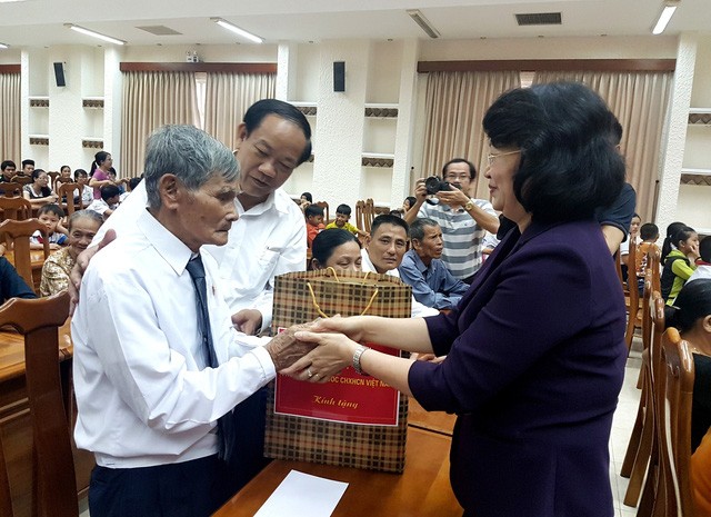 Vicepresidenta de Vietnam entrega apoyo a familias con escasos recursos económicos - ảnh 1