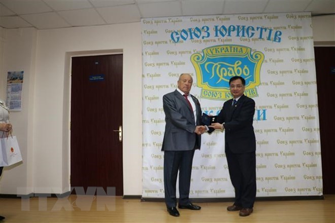 Embajador de Vietnam en Ucrania condecorado con Orden del Estado de Derecho y Justicia - ảnh 1