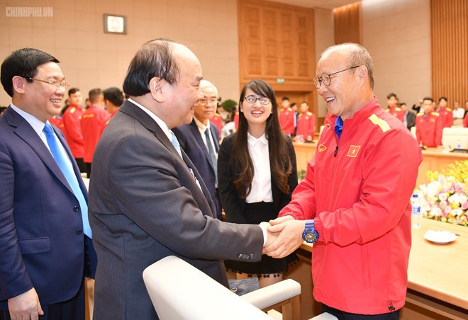 Primer ministro de Vietnam se encuentra con selección nacional de fútbol - ảnh 1
