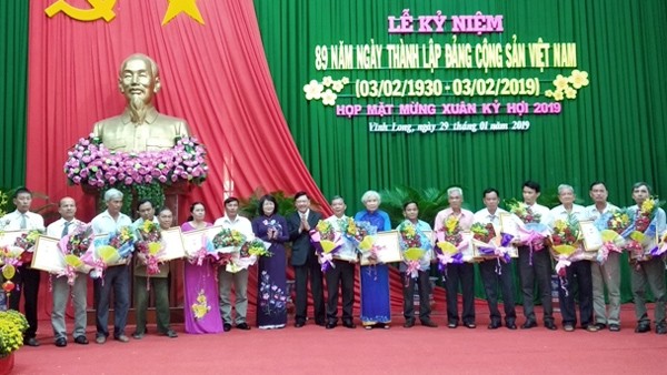 Vicepresidenta de Vietnam entrega presentes del Tet a compatriotas pobres de Vinh Long - ảnh 2