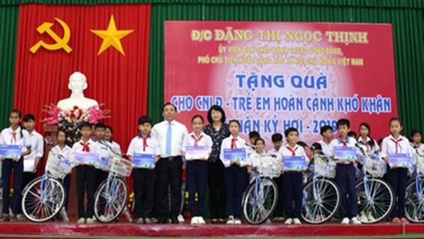 Vicepresidenta de Vietnam entrega presentes del Tet a compatriotas pobres de Vinh Long - ảnh 1