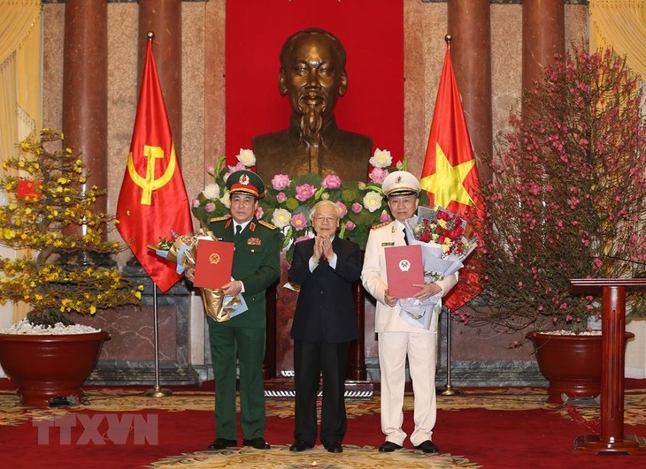 Vietnam asciende de rango a oficiales sobresalientes de seguridad pública y el ejército - ảnh 1