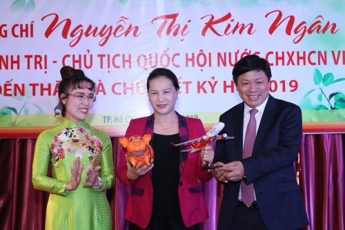Líder parlamentaria de Vietnam visita instituciones importantes en el primer día laboral del año lunar 2019 - ảnh 1