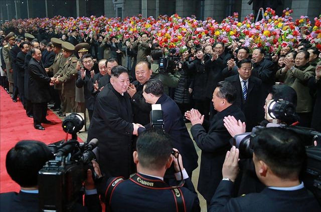 Líder norcoreano regresa a Pyongyang después de la visita a Vietnam  - ảnh 1