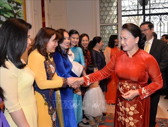 Máxima dirigente del Legislativo de Vietnam se reúne con compatriotas en Bélgica - ảnh 1