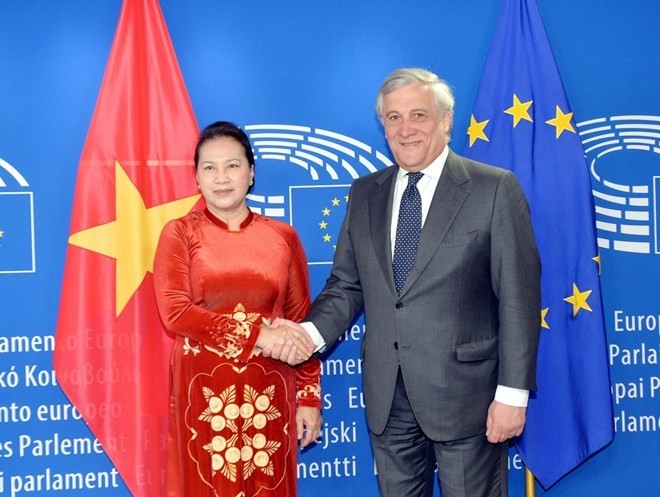 Líder del Legislativo de Vietnam conversa con presidente del Parlamento Europeo - ảnh 1