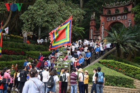 Ciudadanos vietnamitas rinden tributo a los reyes fundadores del país - ảnh 1