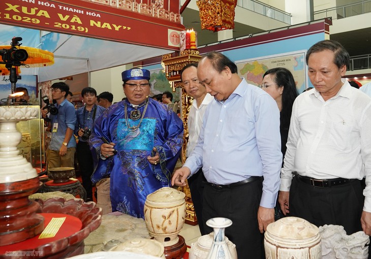Jefe del Gobierno vietnamita asiste a exposición conmemorativa de 990 años de Thanh Hoa - ảnh 1