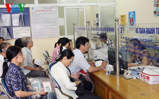 Vietnam fortalece el pago de bienestar social por vía bancaria - ảnh 1