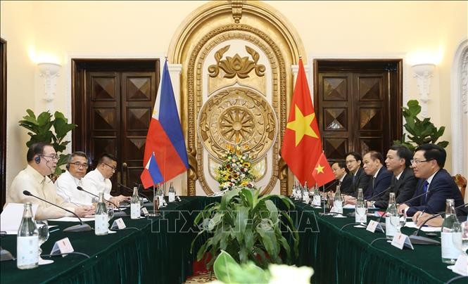 Canciller filipino conversa con su par vietnamita sobre cooperación multisectorial - ảnh 1