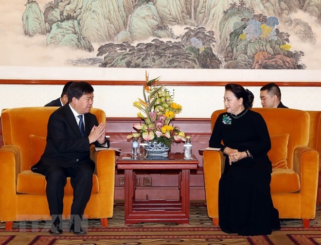 Jefa del Parlamento vietnamita conversa con dirigentes de empresas líderes de tecnología de China - ảnh 1