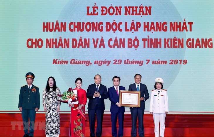 Premier vietnamita alaba aportes de compatriotas de Kien Giang al desarrollo provincial - ảnh 1