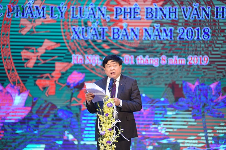 Reconocen obras más destacadas de teoría y crítica de literatura y artes de Vietnam de 2018 - ảnh 1