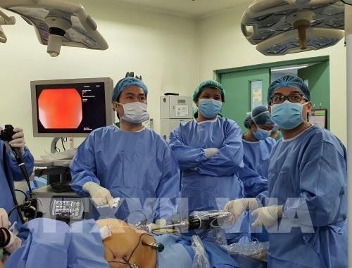 Médico vietnamita contribuye al éxito de una cirugía asistida por robots en Filipinas - ảnh 1