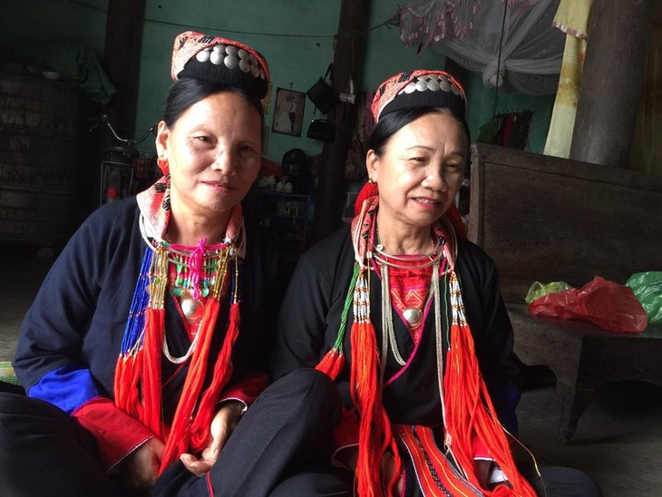 Artesana Destacada enfrascada en preservar cultura de la etnia Dao Thanh Y  - ảnh 1