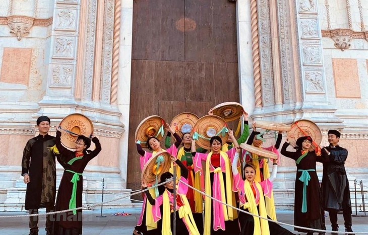Sombrero cónico de Vietnam atrae al público italiano en Festival Dancin´BO - ảnh 1
