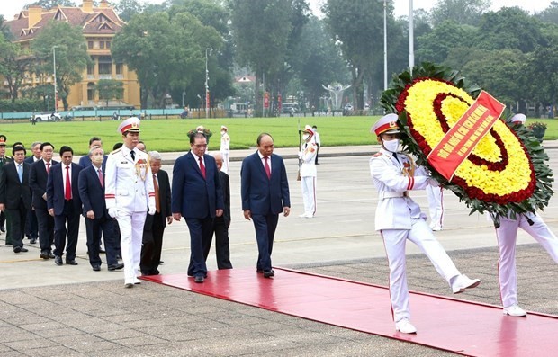 Líderes vietnamitas visitan Mausoleo de Ho Chi Minh por 45 años de reunificación nacional - ảnh 1