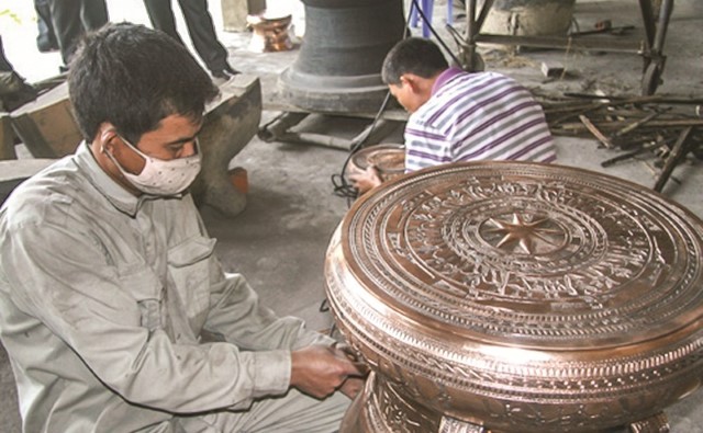 Aldea de Tra Dong preserva el oficio tradicional de la fundición de cobre - ảnh 1