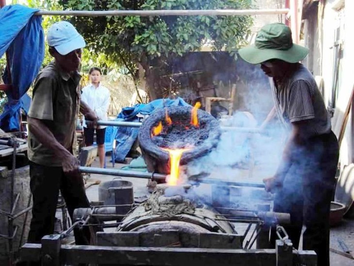 Aldea de Tra Dong preserva el oficio tradicional de la fundición de cobre - ảnh 2