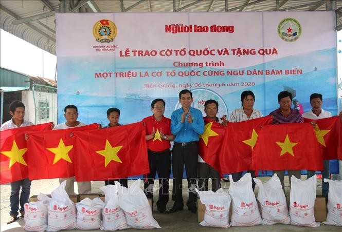 Alientan contribuciones de pescadores vietnamitas al desarrollo y defensa nacional  - ảnh 1