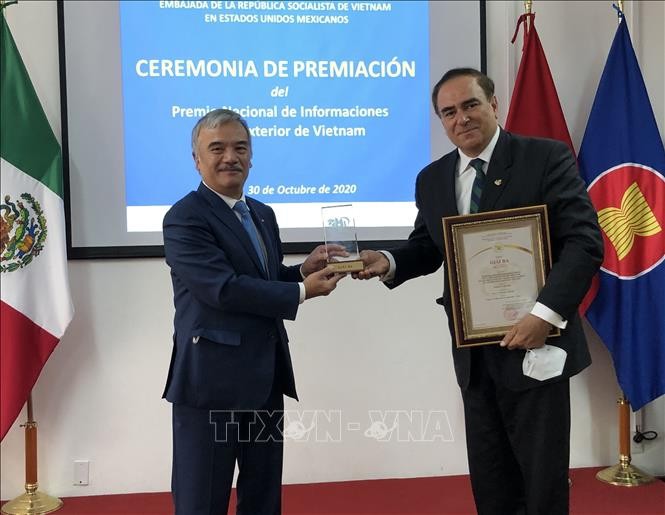 Entregan Premio Nacional de Información al Exterior a autores mexicanos - ảnh 1