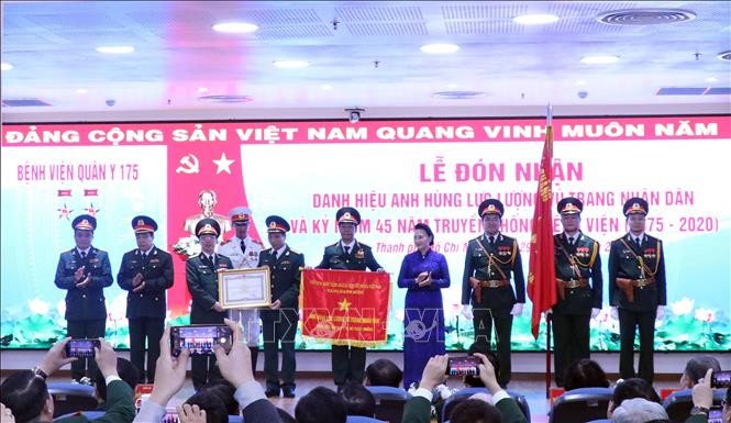 La presidenta del Parlamento vietnamita orienta el desarrollo del hospital militar - ảnh 1