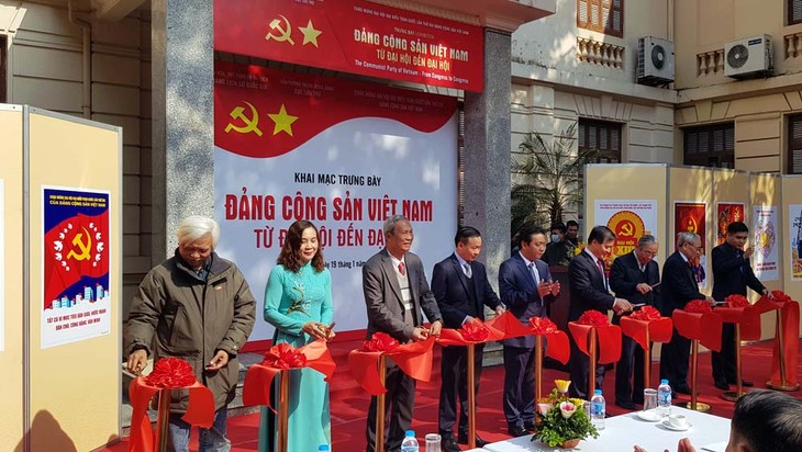 Una exposición recoge los logros del Partido Comunista de Vietnam a lo largo de la historia - ảnh 1