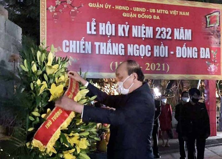 Jefe del Gobierno ofrece inciensos en el Monumento de Quang Trung-Nguyen Hue - ảnh 1
