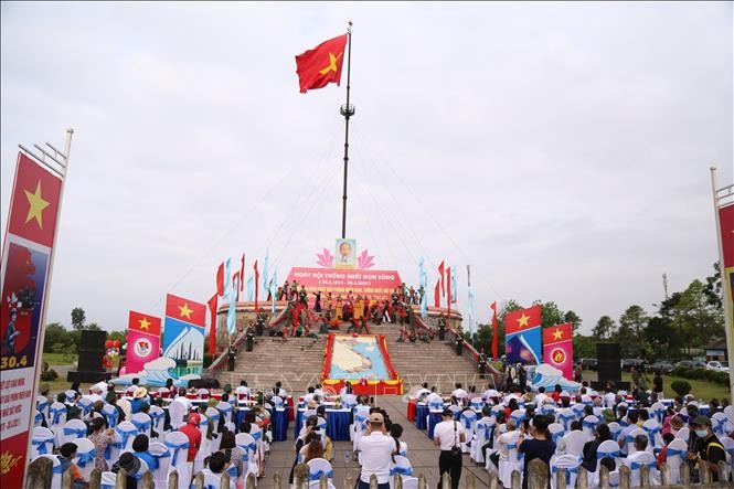 Celebran actividades conmemorativas por la reunificación de Vietnam en todo el país - ảnh 1