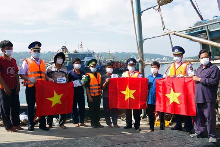 Estrechan relaciones entre fuerzas de guardia costera y pescadores por el desarrollo de la economía marítima - ảnh 1