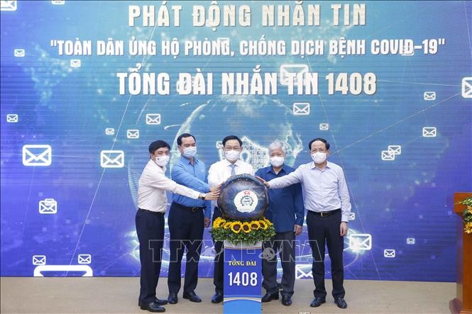 Ciudadanos vietnamitas unidos para apoyar la lucha contra el covid-19 - ảnh 1